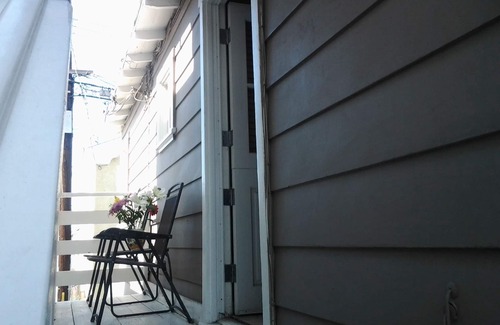 West Newport Cottage | CHARMING NEWPORT BEACH COTTAGE CLOSE TO BEACH AND BAY ON THE PENNISULA.