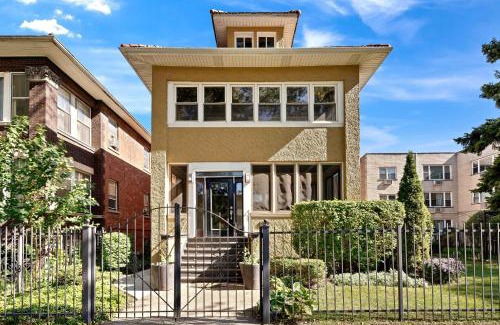 Oak Park House | Charming Oak Park 4BD 3,5BA and 2 Private Parking home