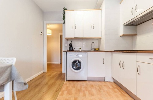 Las Campas y San Claudio Apartment | Charming Oasis in Oviedo with Private Terrace