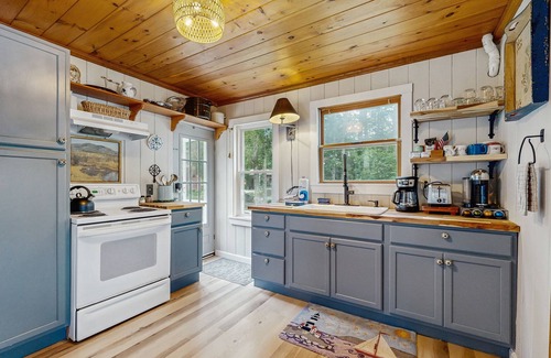 Mac Mahan House | Charming Oceanfront Home with Stunning Water Views and Wifi