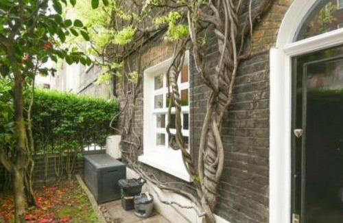 Churchill House | Charming old style 2 bed cottage in London's best neighbourhood