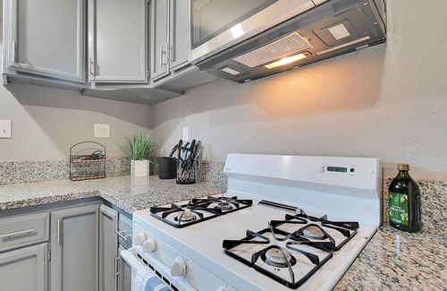 Olivehurst House | Charming pet-friendly 2-bedroom house with WiFi, AC in beautiful Olivehurst
