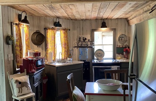 Monroe Cabin | Charming pet friendly 2-bedroom cabin in lovely Monroe with WiFi, AC
