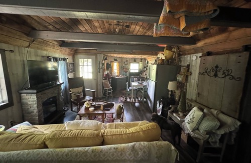 Monroe Cabin | Charming pet friendly 2-bedroom cabin in lovely Monroe with WiFi, AC
