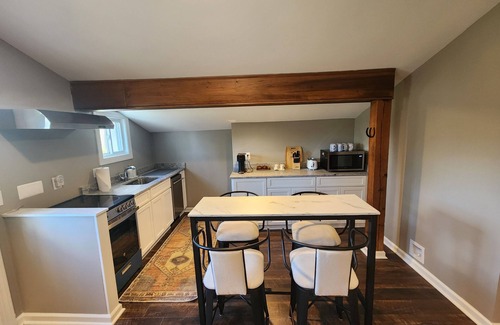 Warrenton Apartment | Charming Presidential Suite Loft with kitchen - The Inn at Black Horse Manor
