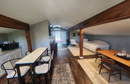 Warrenton Apartment | Charming Presidential Suite Loft with kitchen - The Inn at Black Horse Manor