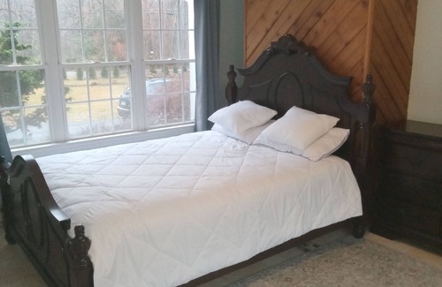 Monroe House | Charming & Private 1-bed & 1 ba ,sleeps 2, on 1st floor of a 5 bed 3ba House,
