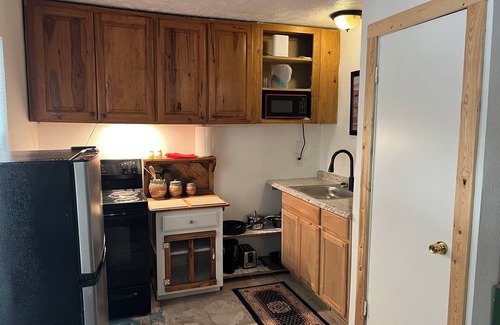 Texarkana Cottage | Charming private 2-bedroom cottage in Texarkana with WiFi, AC and peacocks!