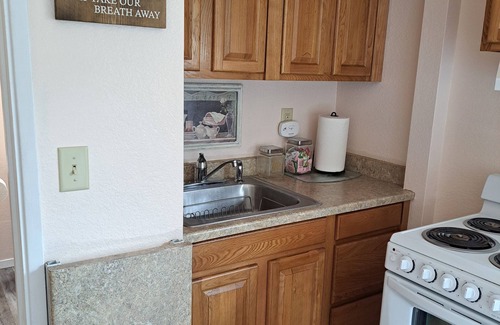 Humboldt Hill Apartment | Charming Private Studio with hot tub.