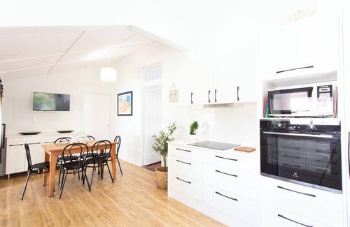 Dunwich House | Charming QLD-style cottage, in Dunwich the Perfect base to explore Nth Straddie