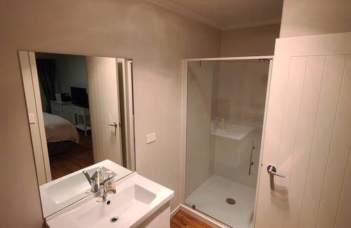 Rangiriri Apartment | Charming Queen Bedroom Studio Near SH1 & Hampton Downs: Pet-Friendly!