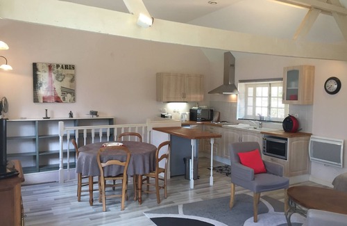 Molineuf Apartment | charming renovated cottage overlooking park and river