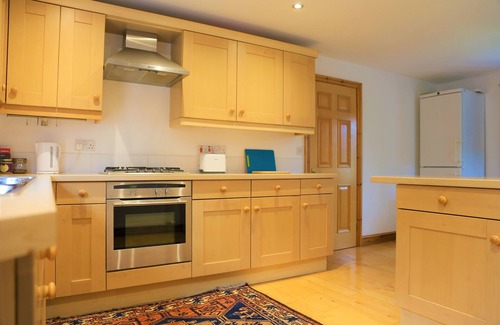 Tetford Cottage | Charming Rose Cottage 3 bedroom home sleeps 7