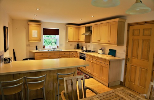 Tetford Cottage | Charming Rose Cottage 3 bedroom home sleeps 7