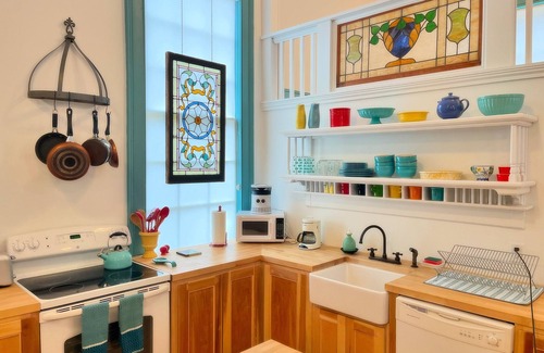 Montague House | Charming Schoolhouse with AC/Heat, WiFi, Smart TV, W/D, Full Kitchen - Sleeps 4