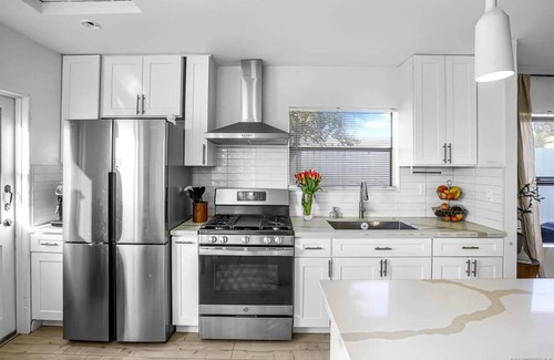 National City House | Charming Smart 2-bedroom house with Hottub, WiFi & EV Charger in sunny San Diego