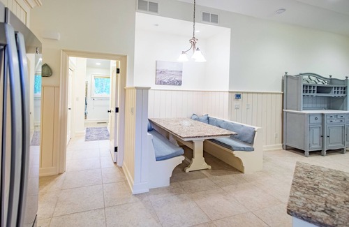 Canal Fulton Cottage | Charming Smucker's Cottage with Hot Tub