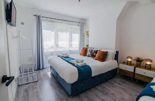Rotherhithe Apartment | Charming Stay Near Candawater Station - City Access!