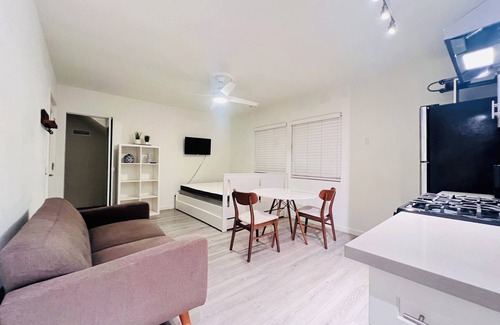 Little Armenia Apartment | Charming studio apartment in Hollywood with WiFi
