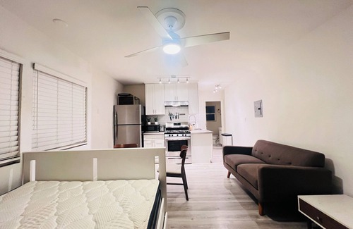 Little Armenia Apartment | Charming studio apartment in Hollywood with WiFi