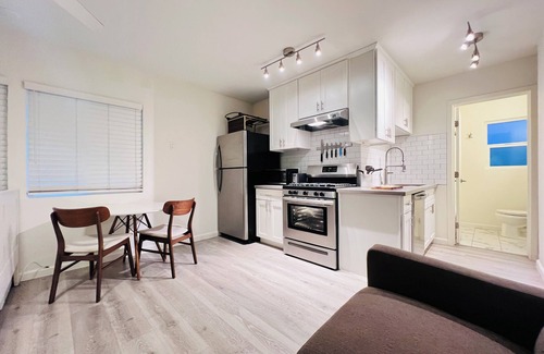 Little Armenia Apartment | Charming studio apartment in Hollywood with WiFi