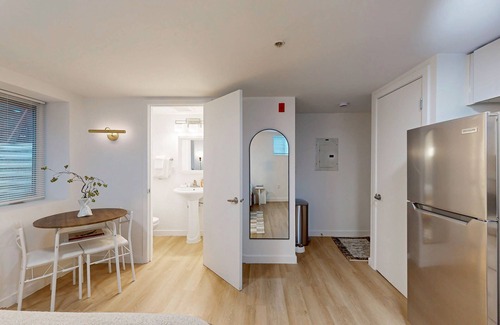 Lower Queen Anne Apartment | Charming Studio in Historic Gordon Apartments – Prime Lower Queen Anne Location!