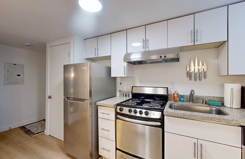 Lower Queen Anne Apartment | Charming Studio in Historic Gordon Apartments – Prime Lower Queen Anne Location!