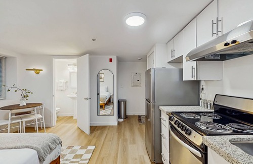 Lower Queen Anne Apartment | Charming Studio in Historic Gordon Apartments – Prime Lower Queen Anne Location!
