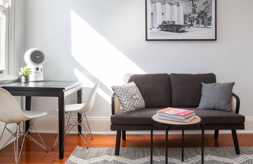 Petersham Apartment | Charming Studio in Quiet Area near Market & Park