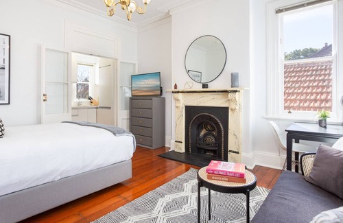 Petersham Apartment | Charming Studio in Quiet Area near Market & Park