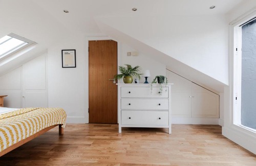 South Hampstead Apartment | Charming Studio with Balcony in St John's Wood