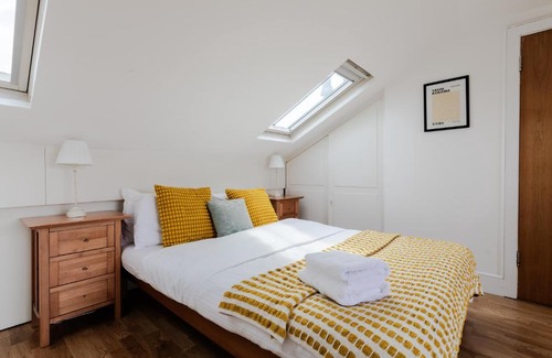 South Hampstead Apartment | Charming Studio with Balcony in St John's Wood