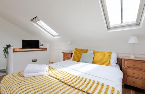 South Hampstead Apartment | Charming Studio with Balcony in St John's Wood