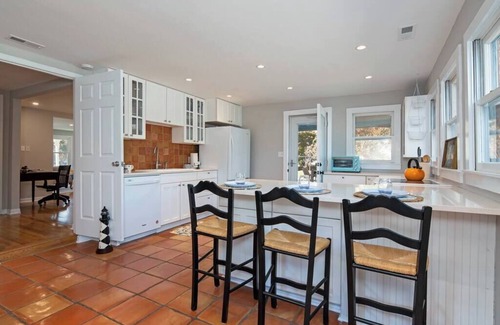 Tilghman House | Charming Summer Cottage – Relax and Unwind Here!
