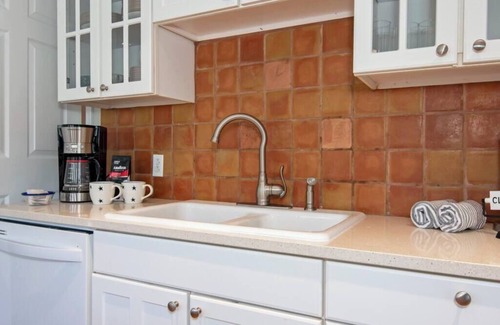 Tilghman House | Charming Summer Cottage – Relax and Unwind Here!