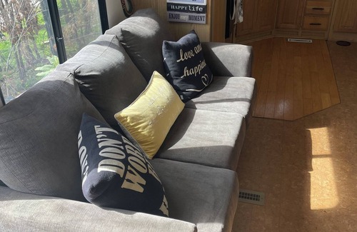Lee Creek House | Charming Trailer Clean/Cozy Overlooking The Beautiful Shuswap Lake. Min to Beach