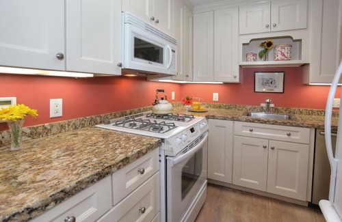 Montecito Condo | Charming Upper Village Montecito Hideaway