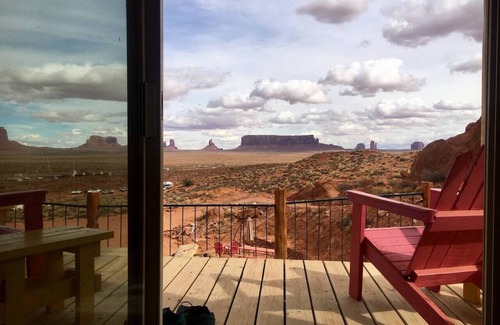 Monument Valley House | Charming Turquoise Cabin in Monument Valley