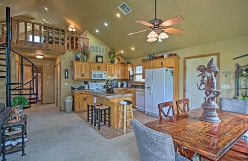 Vian House | Charming Vian Retreat w/Private Deck & Grills!