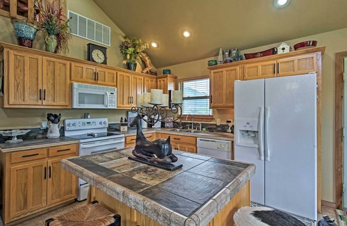 Vian House | Charming Vian Retreat w/Private Deck & Grills!