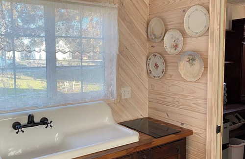 Girard Cottage | Charming Victorian cottage tinyhouse with WiFi and AC in quaint Girard