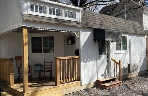 Girard Cottage | Charming Victorian cottage tinyhouse with WiFi and AC in quaint Girard