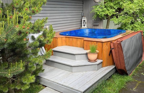 Reykjavik Villa | Charming villa with great ocean view and a hot tub. 10 min to Reykjavik center