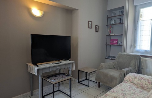 Chateauvillain Cottage | Charming Village Home: Scenic Walks, Close to Attractions, Sleeps 4