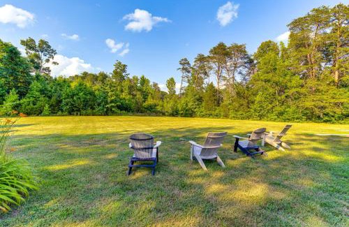 Farmville House | Charming Virginia Retreat with Covered Porch and Yard!
