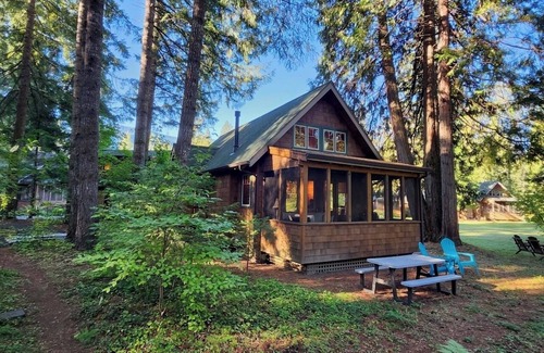 McKenzie Bridge Cabin | Charming Waterfront Cabin in McKenzie Bridge with WiFi, AC