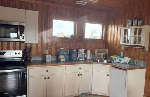 Ocracoke Apartment | Charming Waterfront Pet-Friendly 1-bedroom apartment with AC & WiFi on Ocracoke