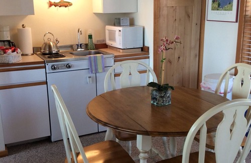West Sound Apartment | Charming West Sound studio apartment with beach access!
