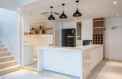 Thu Thiem Apartment | Charming white Saigon Penthouse 4 bed 4 bath