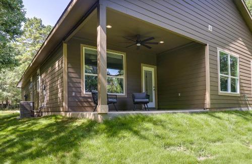 Seven Coves House | Charming Willis Hideaway Less Than 1 Mi to Lake Conroe!